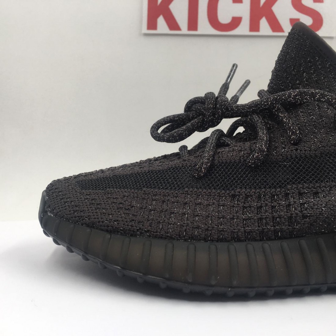 yeezy boost 350 v2 black reflective laces